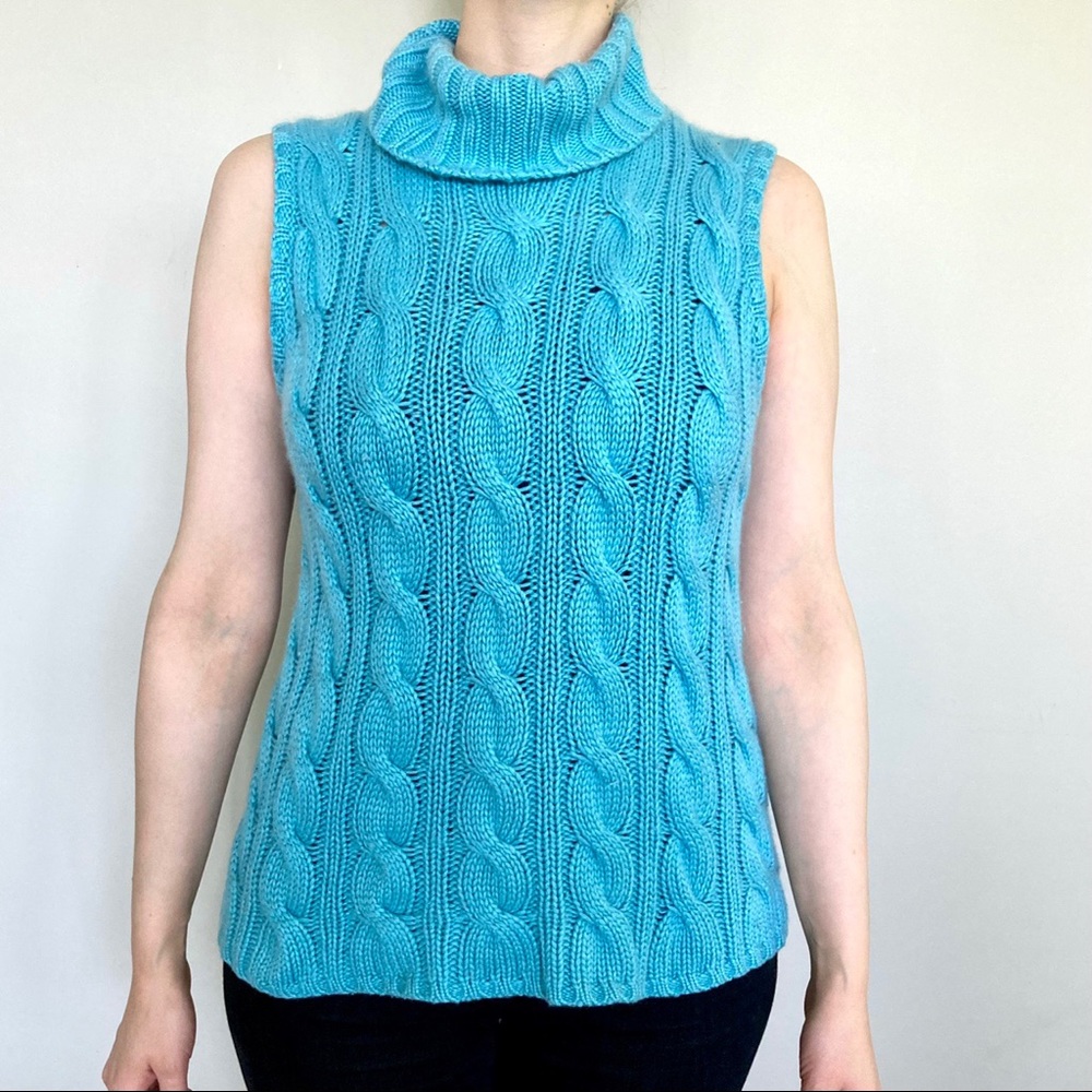 Holt Renfrew Platinum 100% cashmere cable knit sleeveless sweater tank top. 🩵